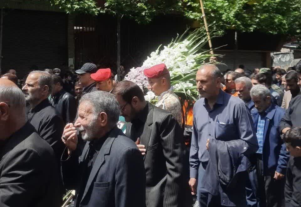 بدرقه شهید خدمت بهروز قدیمی بر روی دستان مردم زنجان