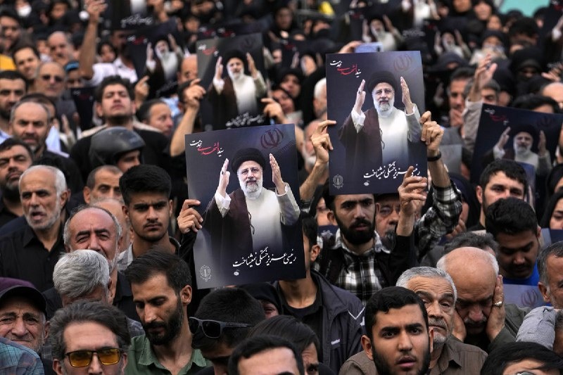 مشهدی‌ها در خیابان‌ها انتظار رئیس جمهور را می‌کشند