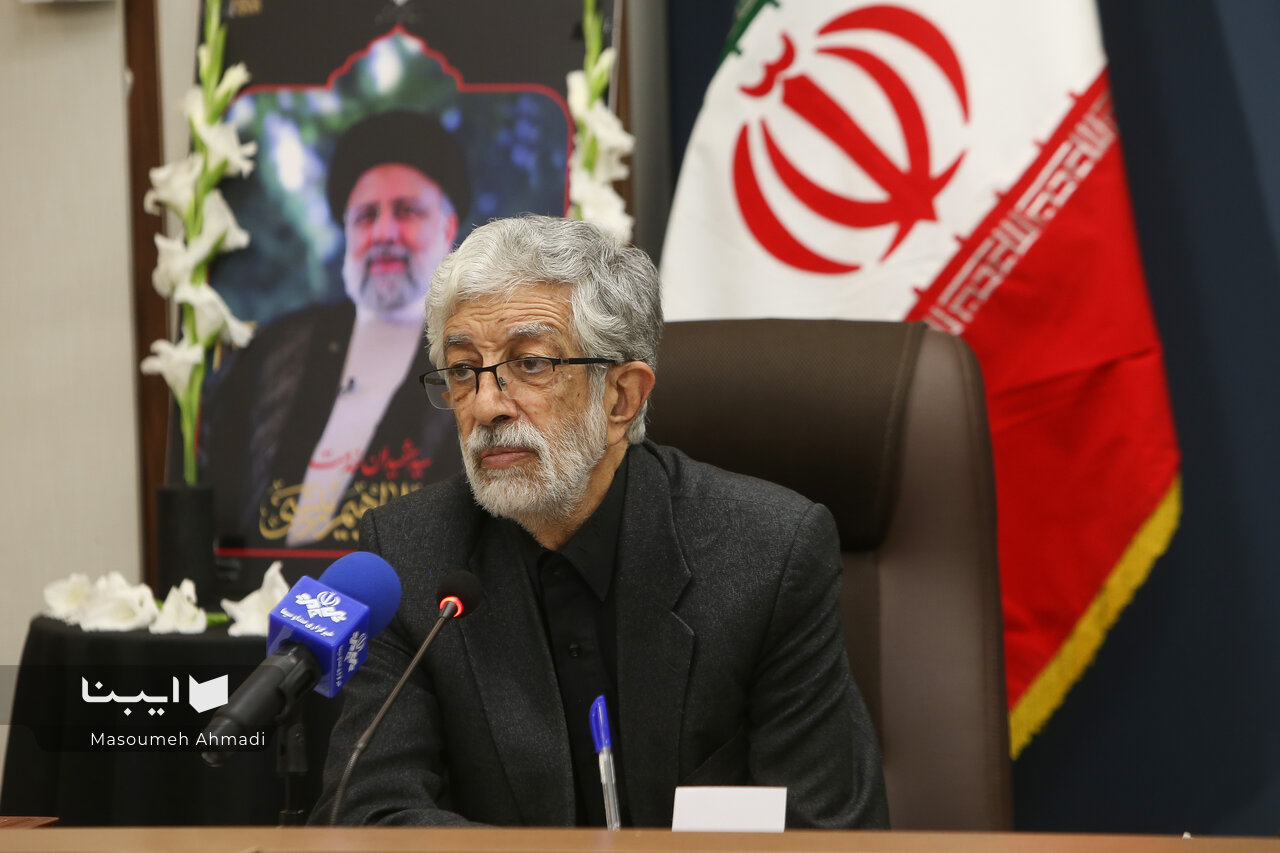 صیانت از زبان فارسی باید برای تمام مسئولان مسئلهای ضروری باشد