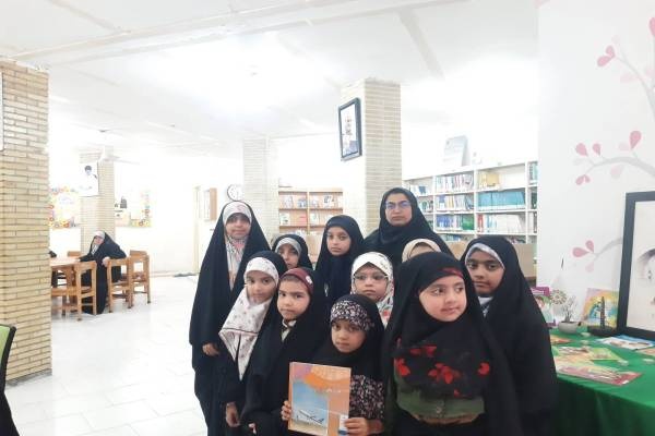 جلسات مطالعاتی کتاب «دور از وطن» و نمایشگاه کتاب «راز روزهای بهاری» در پارسیان برگزار شد