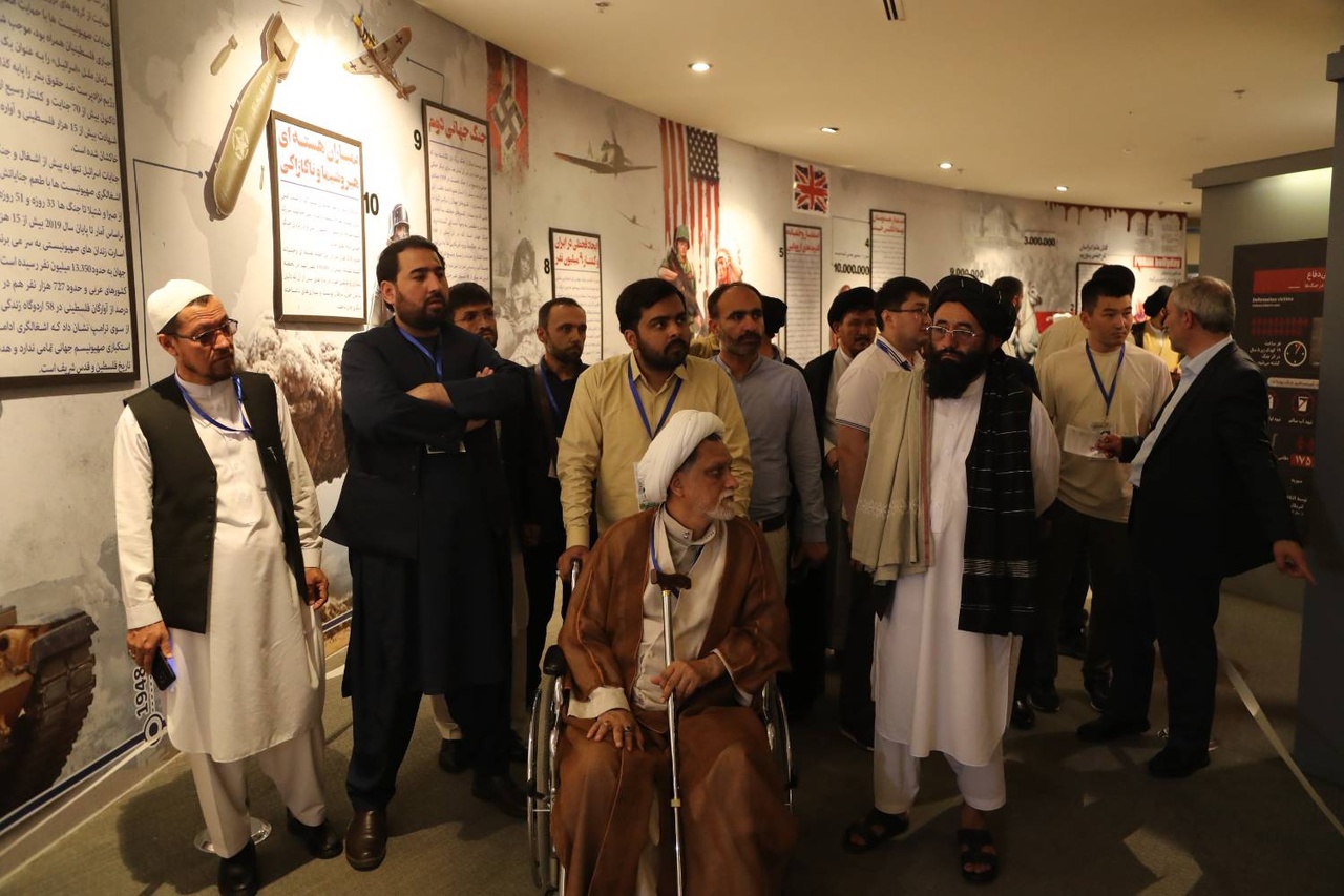 بازدید میهمانان خارجی مراسم ارتحال حضرت امام (ره) از موزه ملی انقلاب اسلامی و دفاع‌مقدس