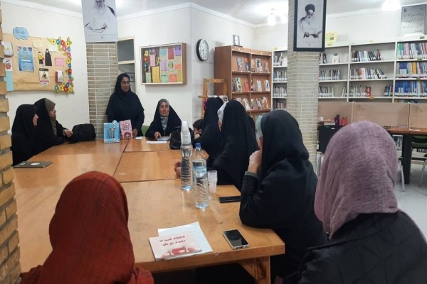 جلسات مطالعاتی کتاب «دور از وطن» و نمایشگاه کتاب «راز روزهای بهاری» در پارسیان برگزار شد