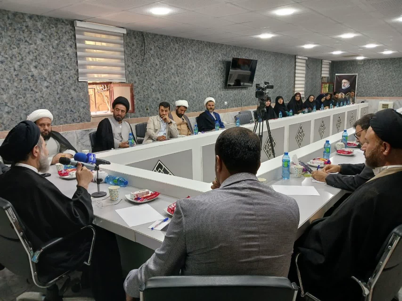 ارتقاء فضائل اخلاقی در جامعه شایسته سالاری را افزایش میدهد