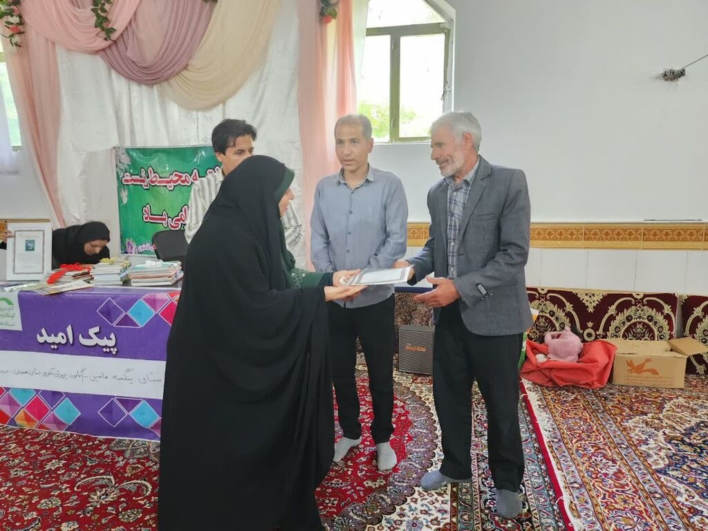 اهدای ۷۰ جلد کتاب به کتابخانه مدرسه روستایی در فامنین