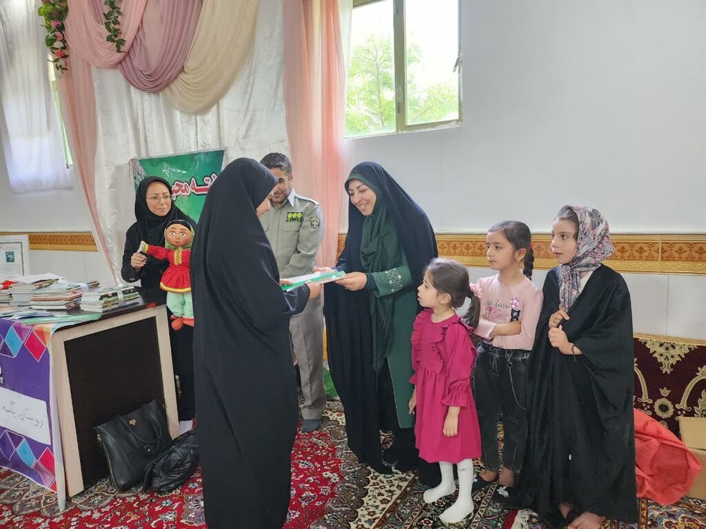 اهدای ۷۰ جلد کتاب به کتابخانه مدرسه روستایی در فامنین