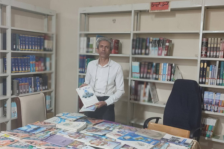 اهدای ۴۰۰ عنوان کتاب توسط ۲ کارمند بازنشسته به کتابخانه‌ای در میناب