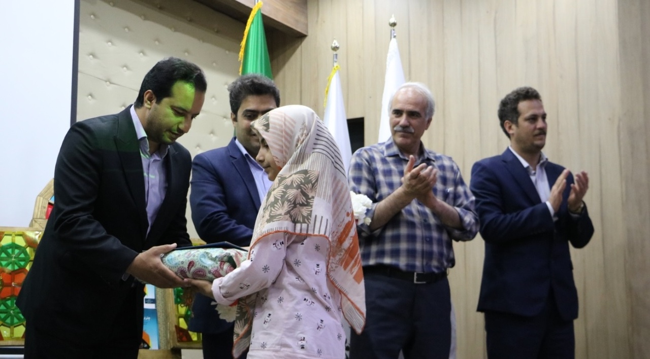 آئین رونمایی از کتاب «چتری برای زندگی» در بجنورد برگزار شد