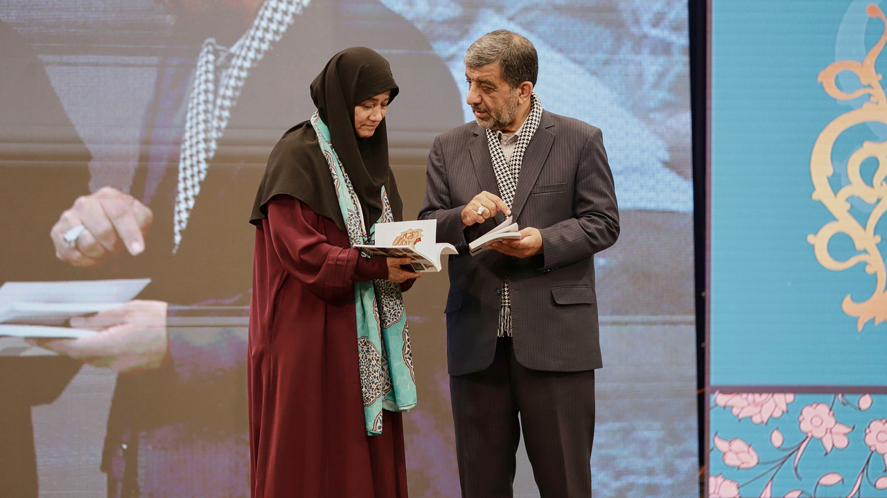 هدف از انتشار کتاب ارزشآفرینی به صنایعدستی است/ معرفی آثار ۱۵۰ هنرمند برجسته در «هنر دست تهران»