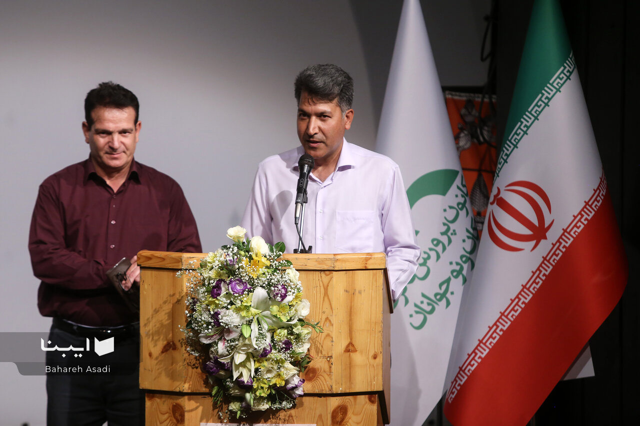 مجموعه کتاب «یک پاورقی» در قالب کار گروهی تولید شده است