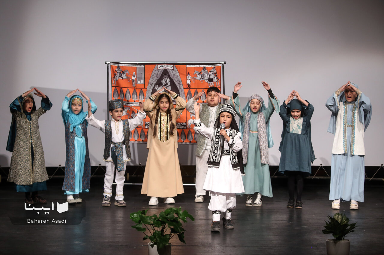 مجموعه کتاب «یک پاورقی» در قالب کار گروهی تولید شده است