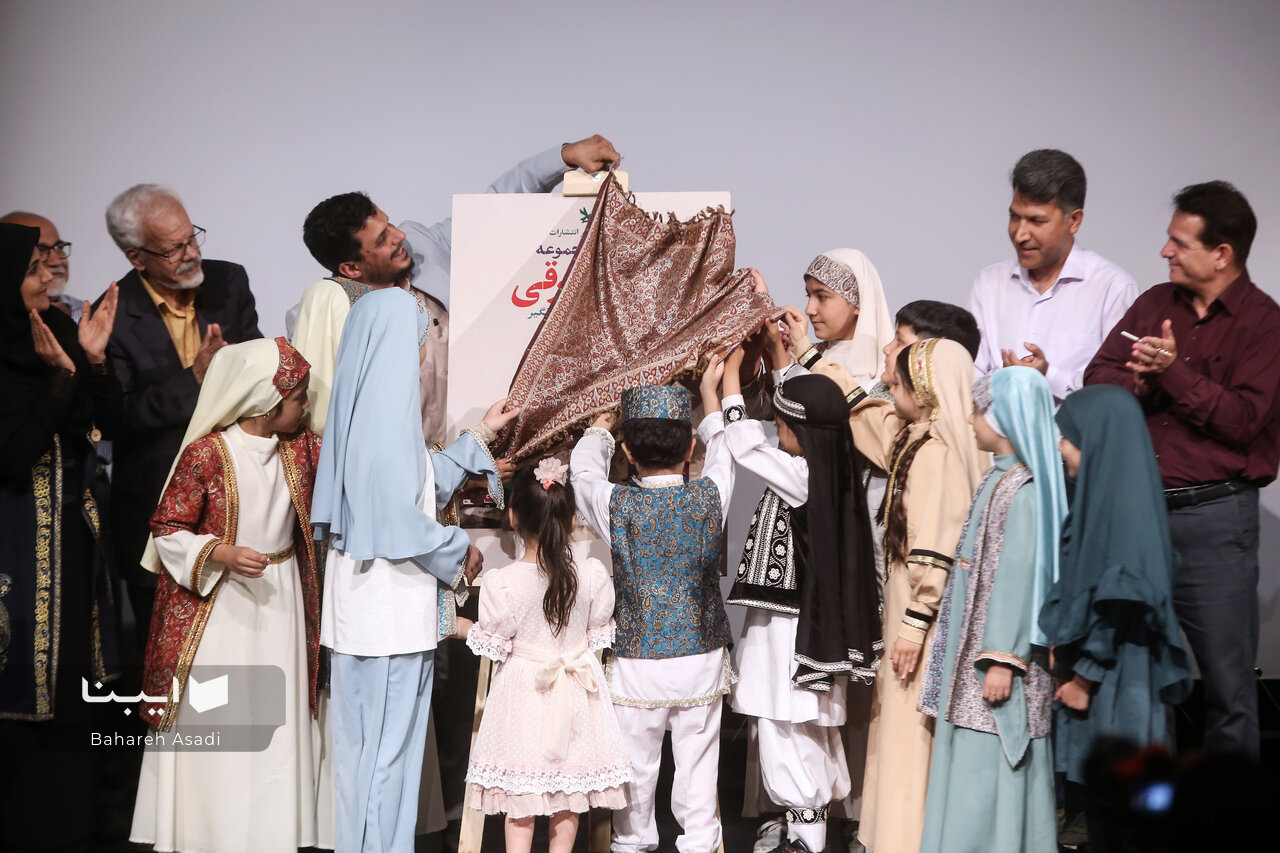 مجموعه کتاب «یک پاورقی» در قالب کار گروهی تولید شده است