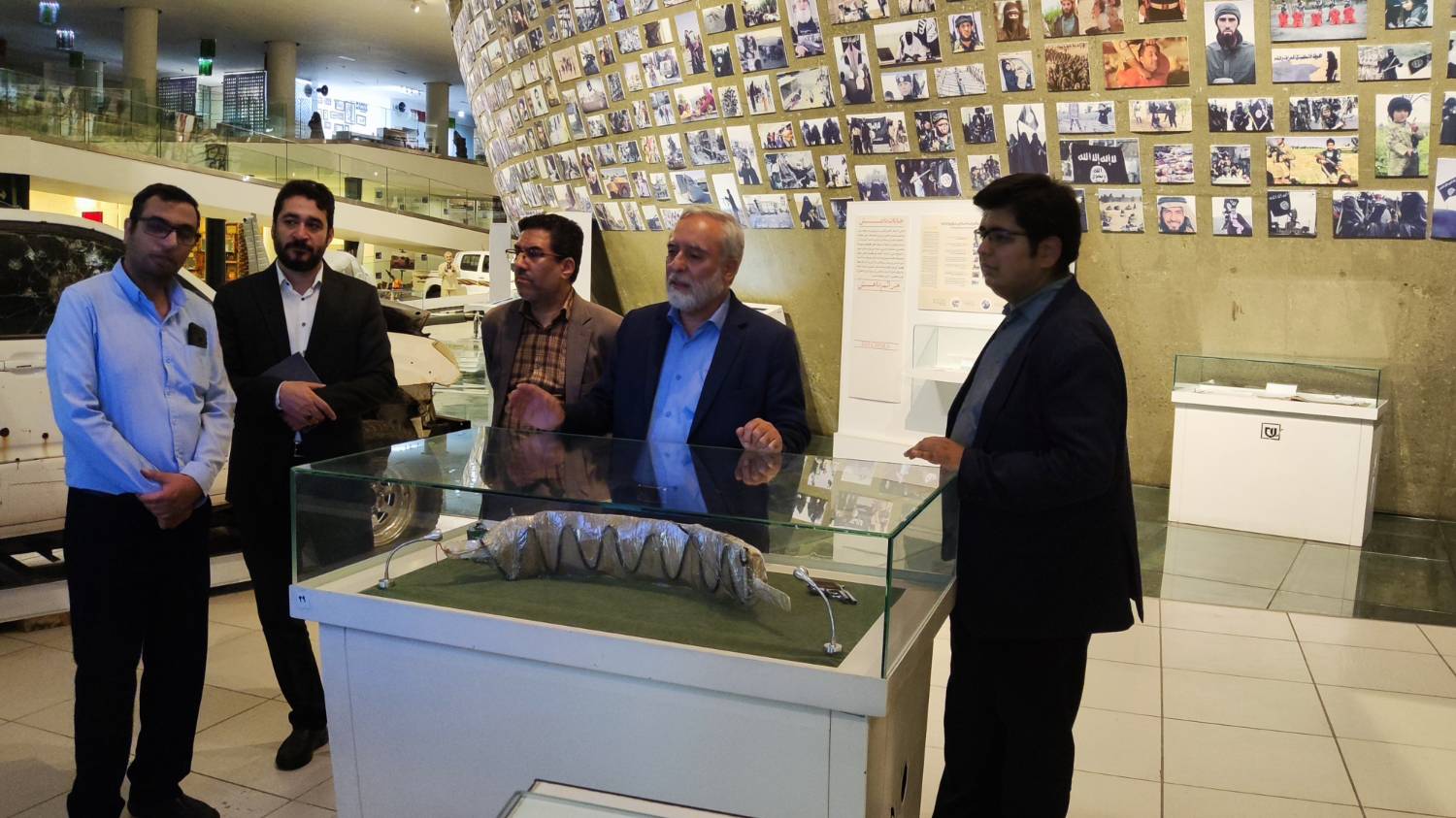 مسئولین بنیاد ایران شناسی از موزه ملی دفاع مقدس بازدید کرد