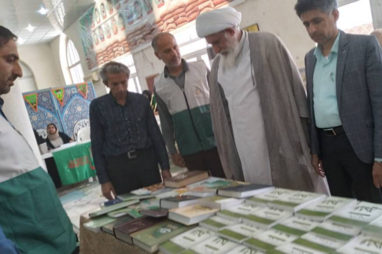 نمایشگاه کتاب غدیر در مسجد جامع میناب برگزار شد
