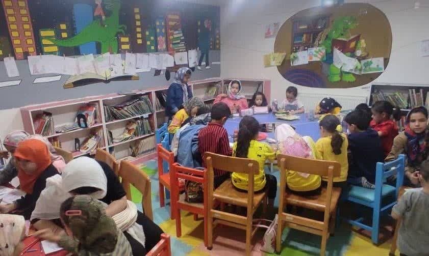 کاروان کتاب در روستاهای زلزلهزده شهرستان/خوانش کتاب در گناباد