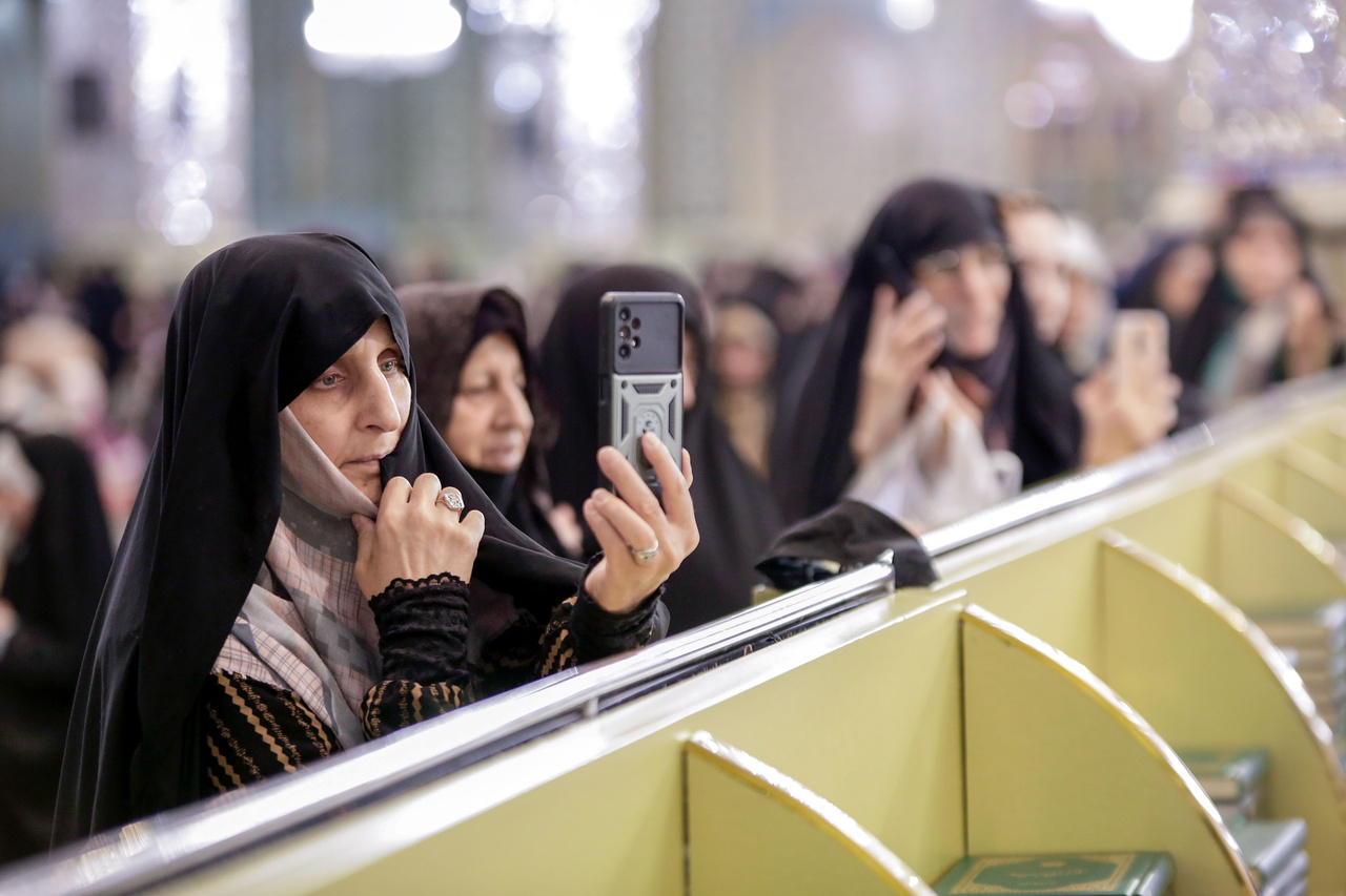 شب شعر «اربعین شهدای خدمت» در حرم رضوی برگزار شد + تصاویر