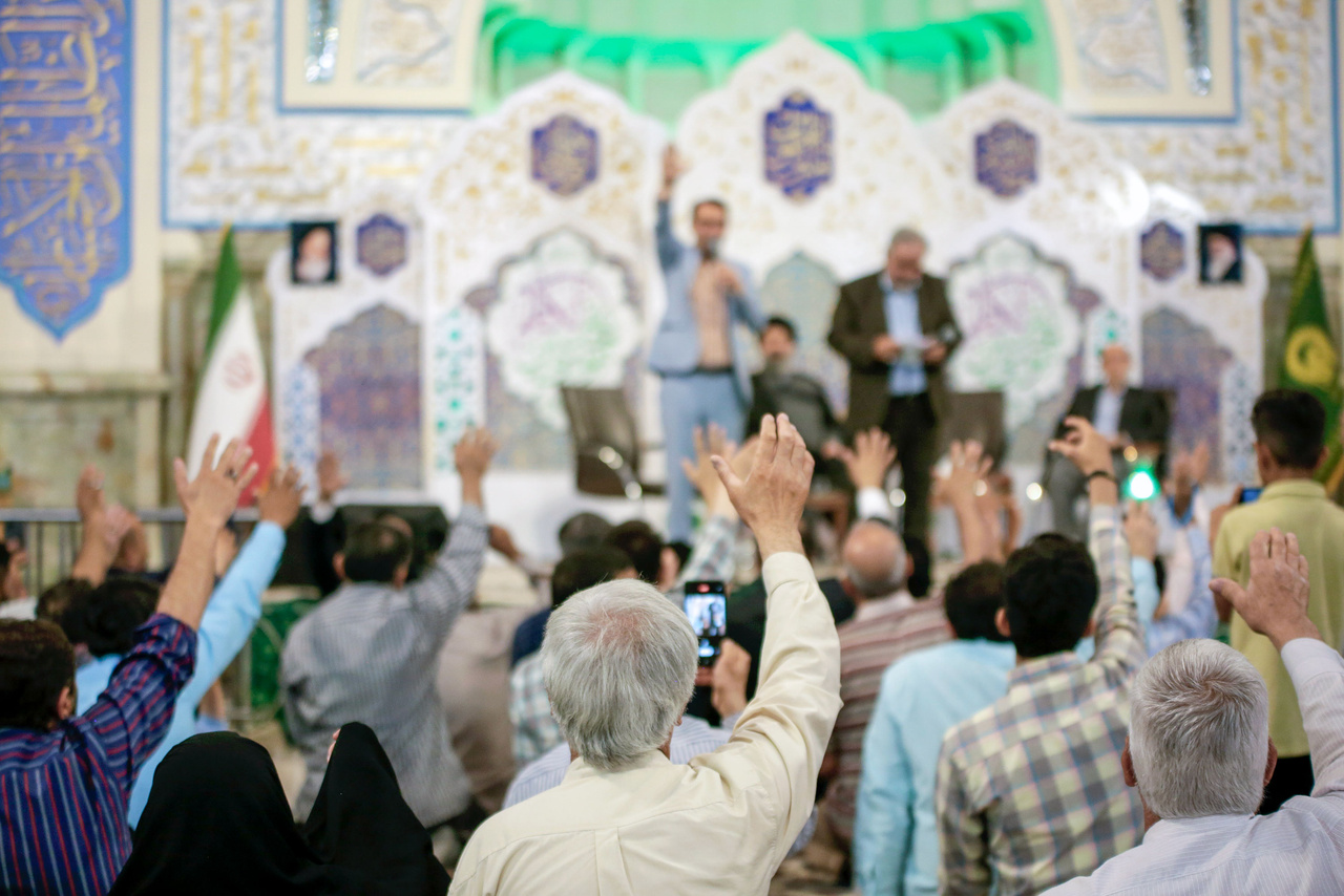 شب شعر «اربعین شهدای خدمت» در حرم رضوی برگزار شد + تصاویر