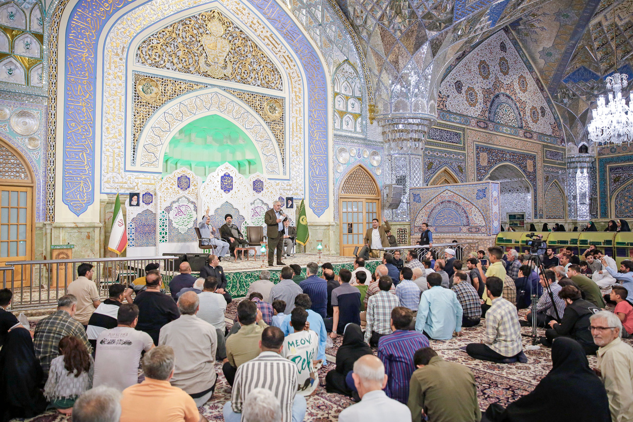 شب شعر «اربعین شهدای خدمت» در حرم رضوی برگزار شد + تصاویر