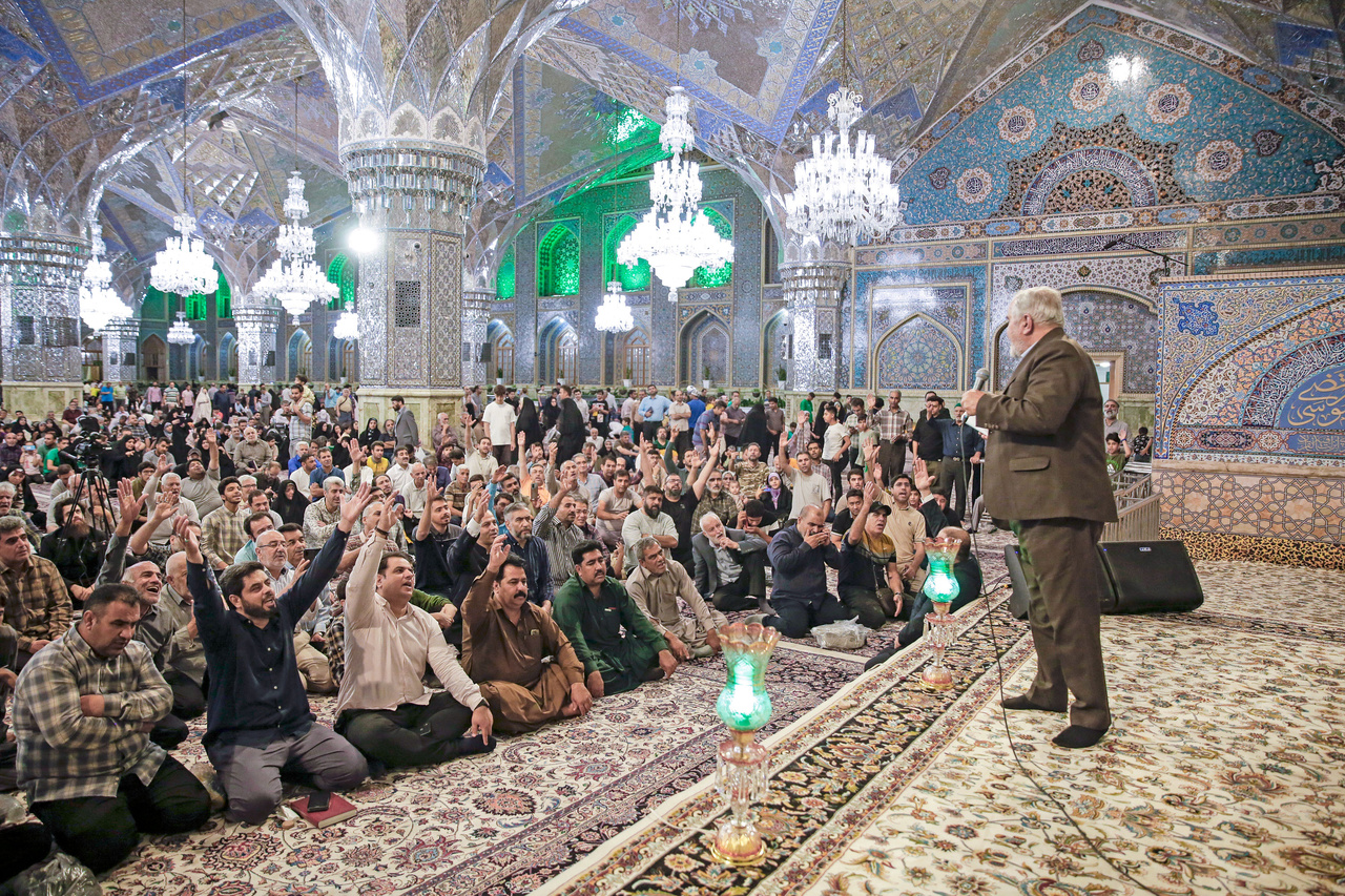 شب شعر «اربعین شهدای خدمت» در حرم رضوی برگزار شد + تصاویر