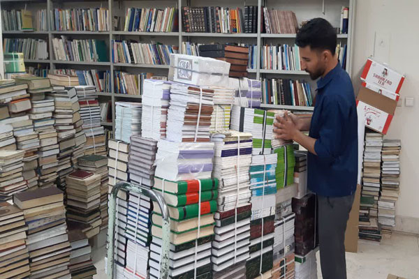 ارسال بیش از ۱۲ هزار نسخه کتاب از سوی کتابخانه رضوی به ولایات مختلف افغانستان