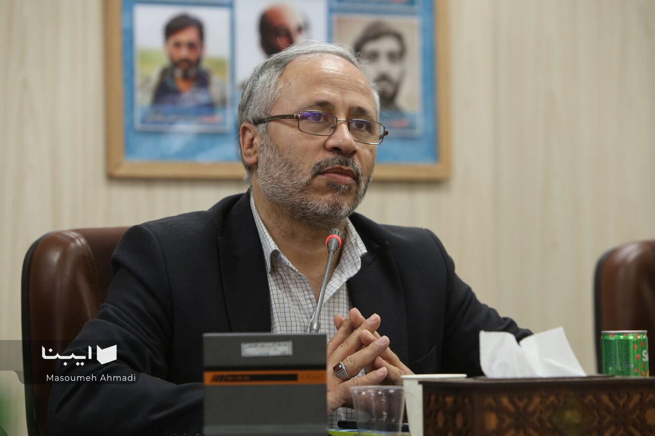 کتاب سال دفاع مقدس، پیشران یک حرکت عظیم است/ به بخش خصوصی میدان دهیم