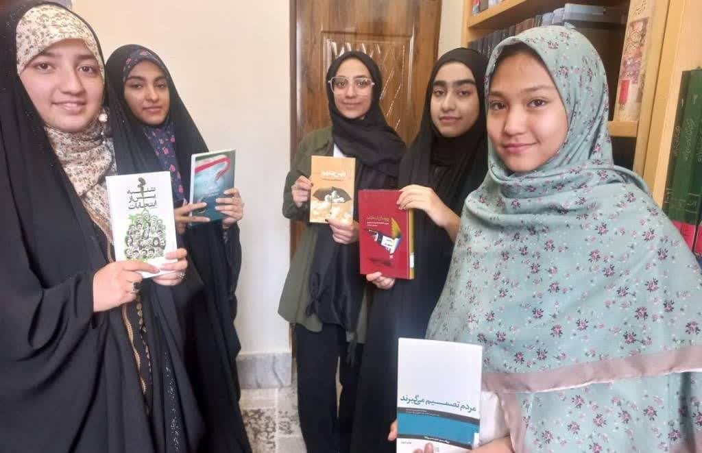 اهدای کتاب در تربتحیدریه و جوین/ کارگاه «نویسندگی خلاق» در جغتای