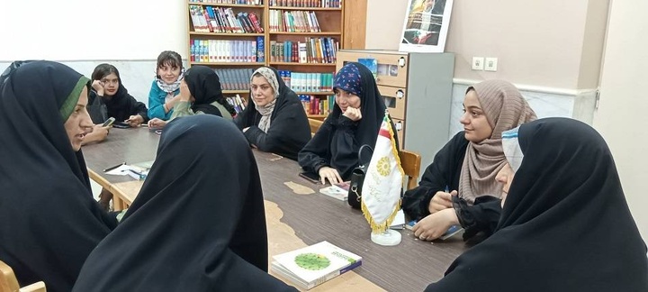 بانوان شهر نراق با متون ۵ کتاب منتشر شده آشنا شدند