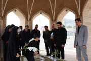 ‌اهدای گل به مقبره مرحوم آذریزدی، پدر قصه گوی کودک و نوجوان