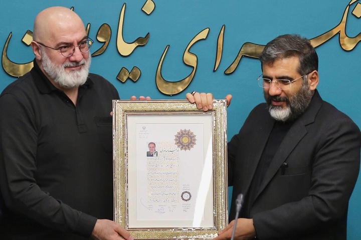 لحظه اعطای نشان درجه یک هنری به فرهاد قائمیان توسط وزیر فرهنگ