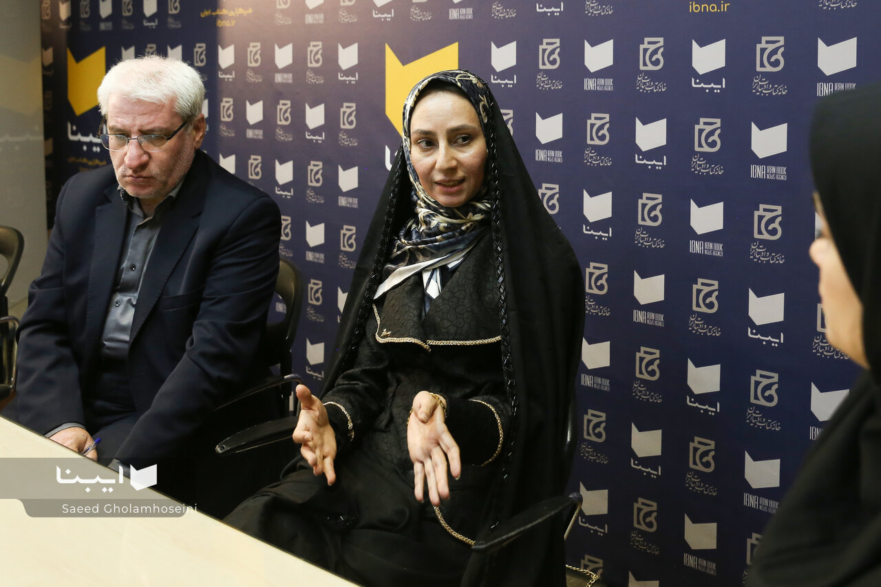 خلا پژوهشهای بومی و نبود بانک اطلاعاتی جامع پایاننامههای ادبی