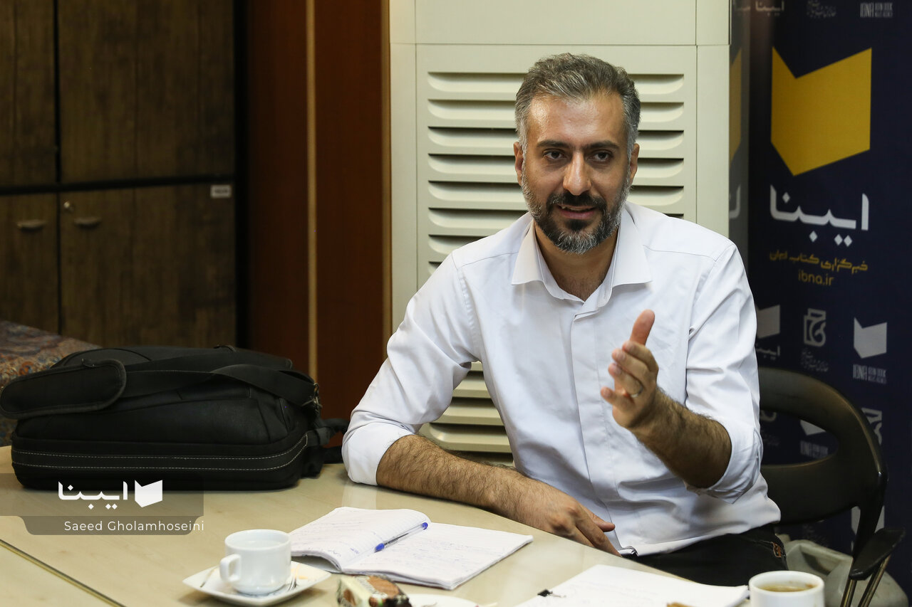 خلا پژوهشهای بومی و نبود بانک اطلاعاتی جامع پایاننامههای ادبی