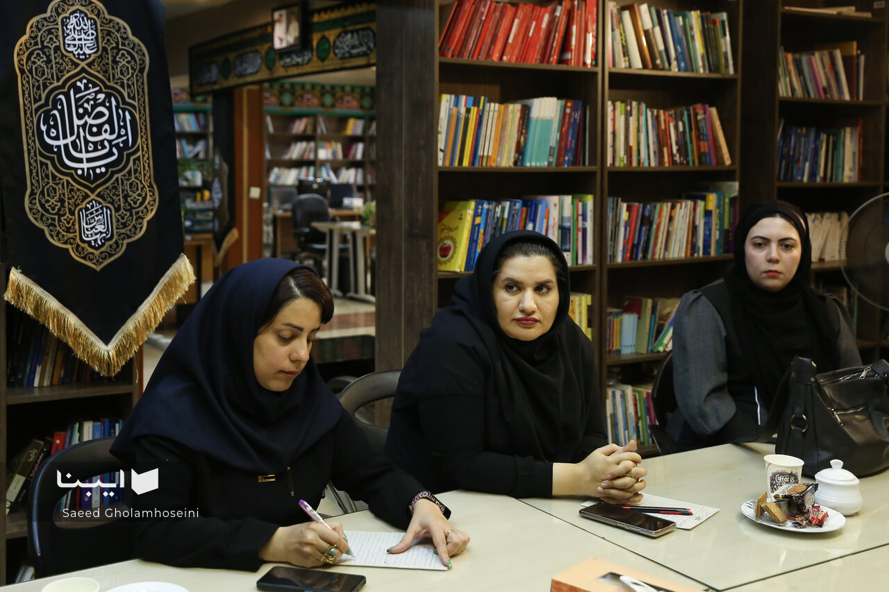 خلا پژوهشهای بومی و نبود بانک اطلاعاتی جامع پایاننامههای ادبی