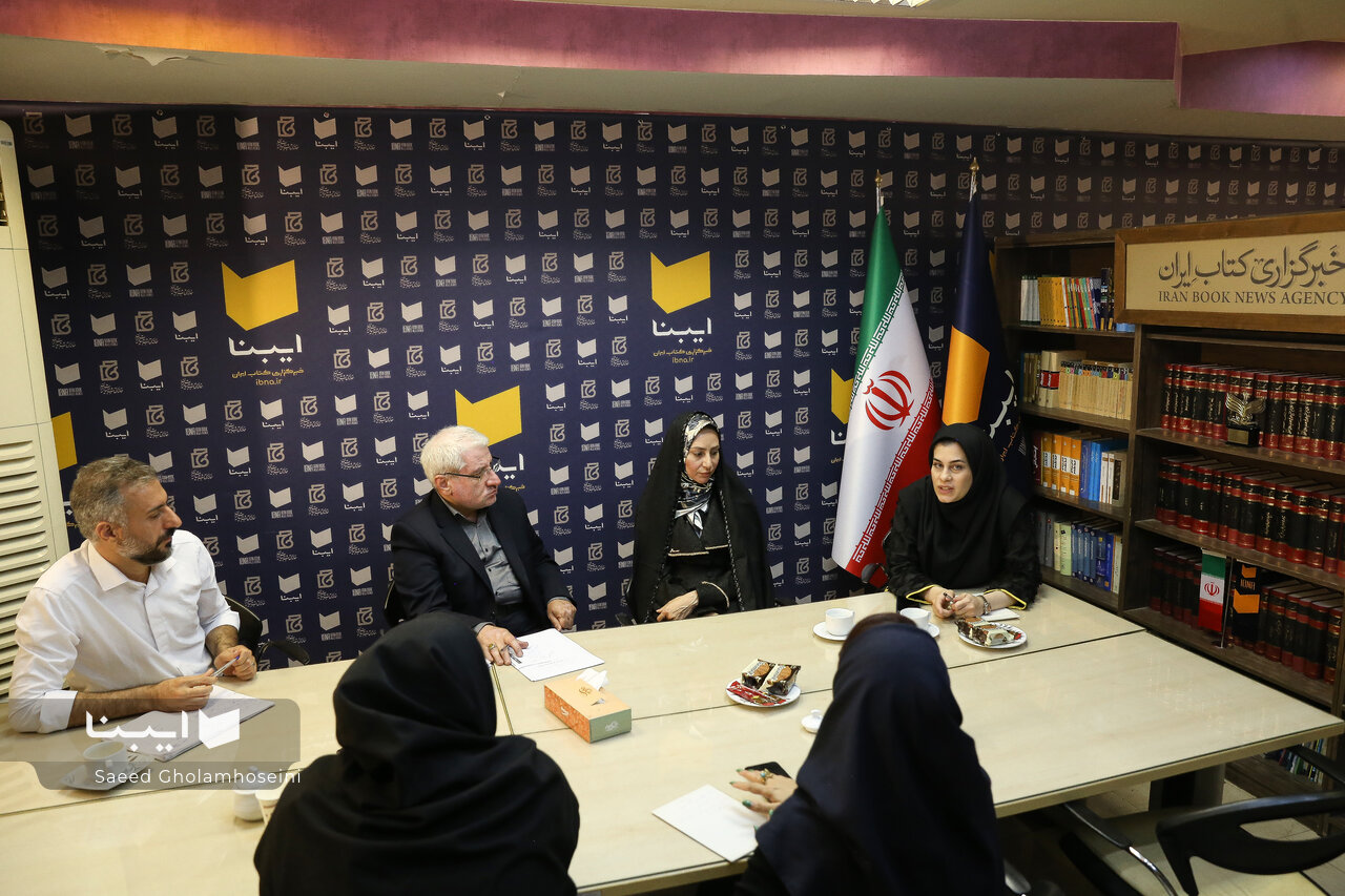 خلا پژوهشهای بومی و نبود بانک اطلاعاتی جامع پایاننامههای ادبی