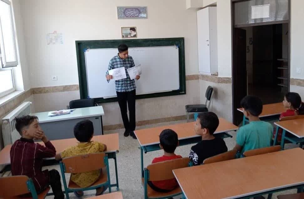 اهدای کتاب در تربتحیدریه/ رتبه نخست جایزه نمایشنامهنویسی به هنرمند تایباد