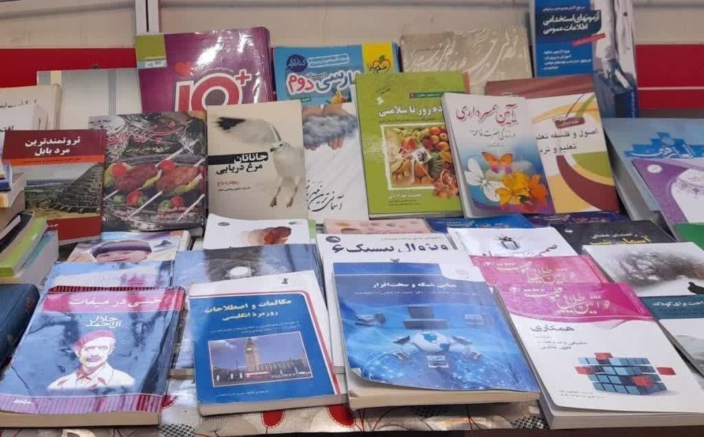 اهدای کتاب در تربتحیدریه/ رتبه نخست جایزه نمایشنامهنویسی به هنرمند تایباد