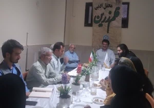 اهدای کتاب در تربتحیدریه/ رتبه نخست جایزه نمایشنامهنویسی به هنرمند تایباد