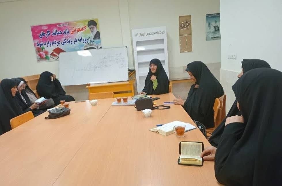 اهدای کتاب در تربتحیدریه/ رتبه نخست جایزه نمایشنامهنویسی به هنرمند تایباد