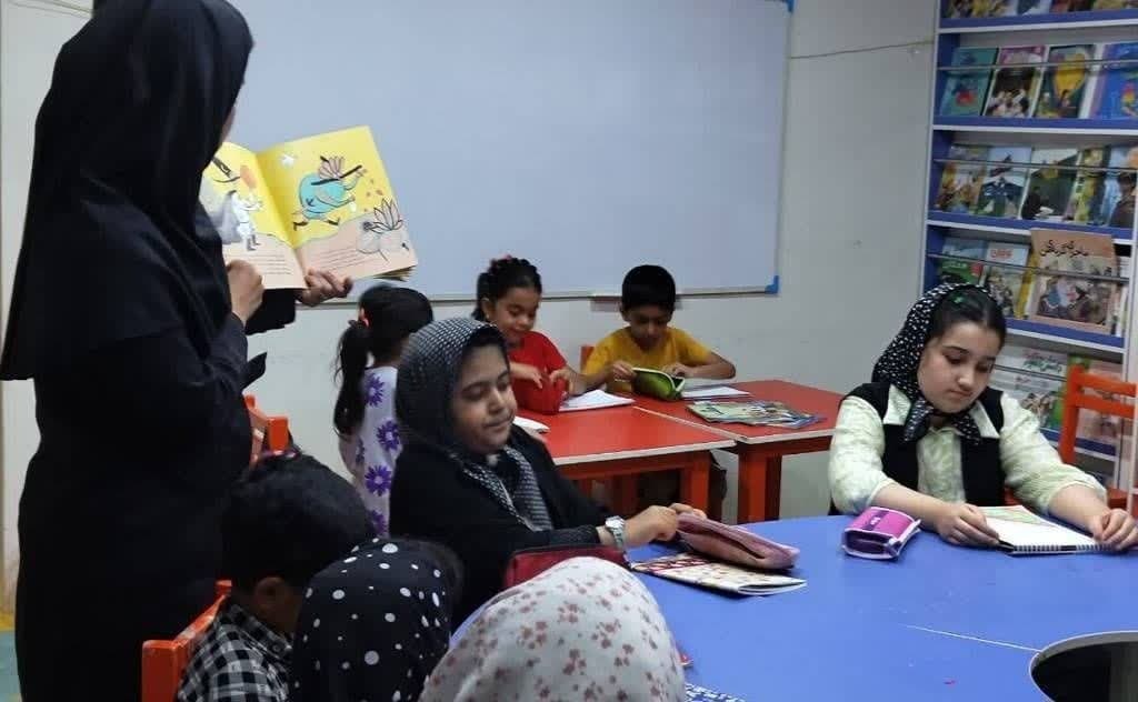 اهدای کتاب در تربتحیدریه/ رتبه نخست جایزه نمایشنامهنویسی به هنرمند تایباد