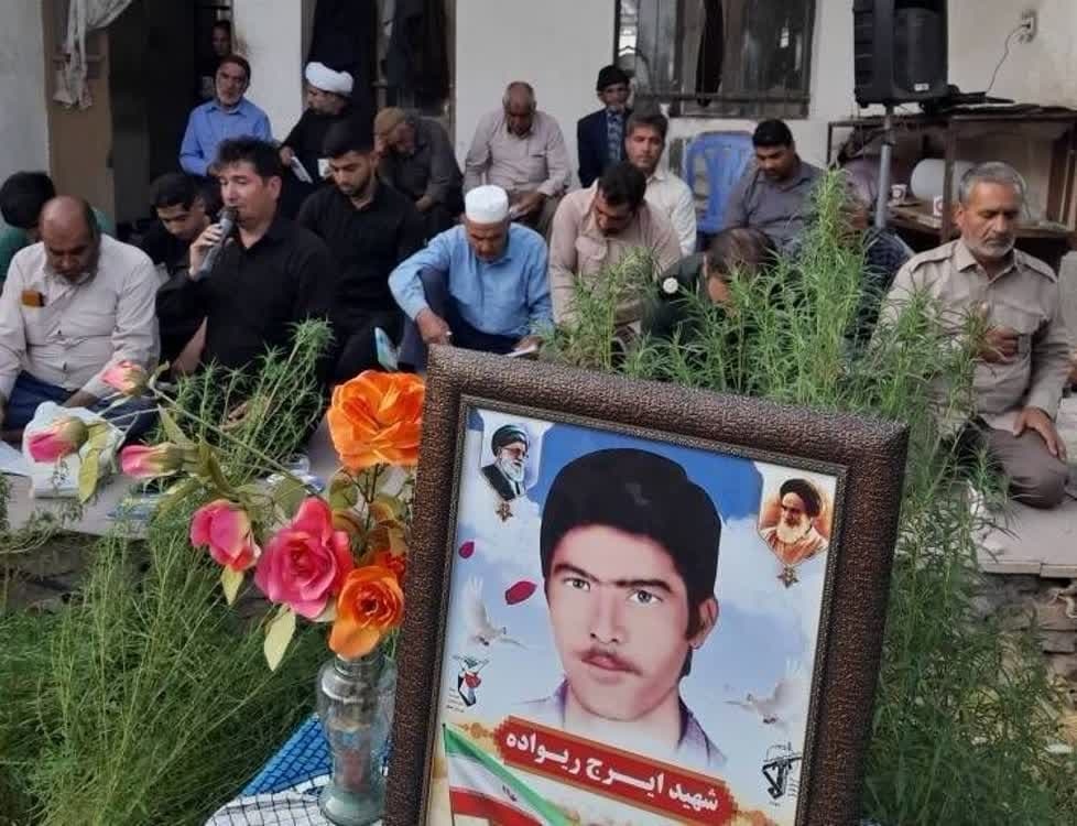 اهدای کتاب در تربتحیدریه/ رتبه نخست جایزه نمایشنامهنویسی به هنرمند تایباد