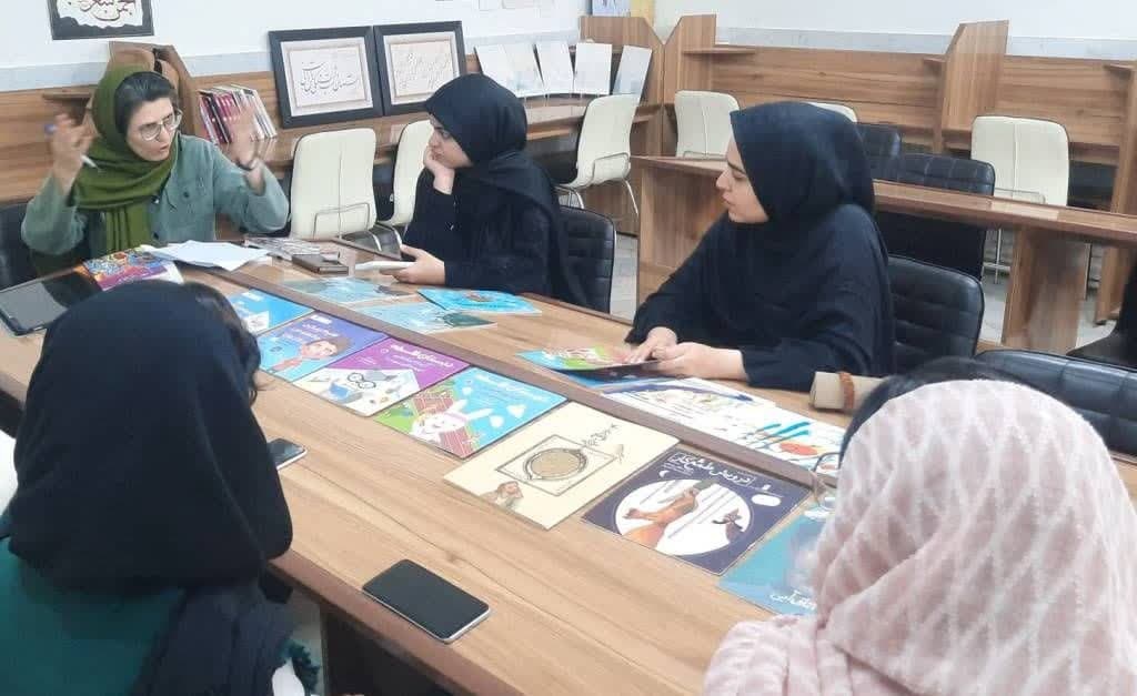 اهدای کتاب در تربتحیدریه/ رتبه نخست جایزه نمایشنامهنویسی به هنرمند تایباد