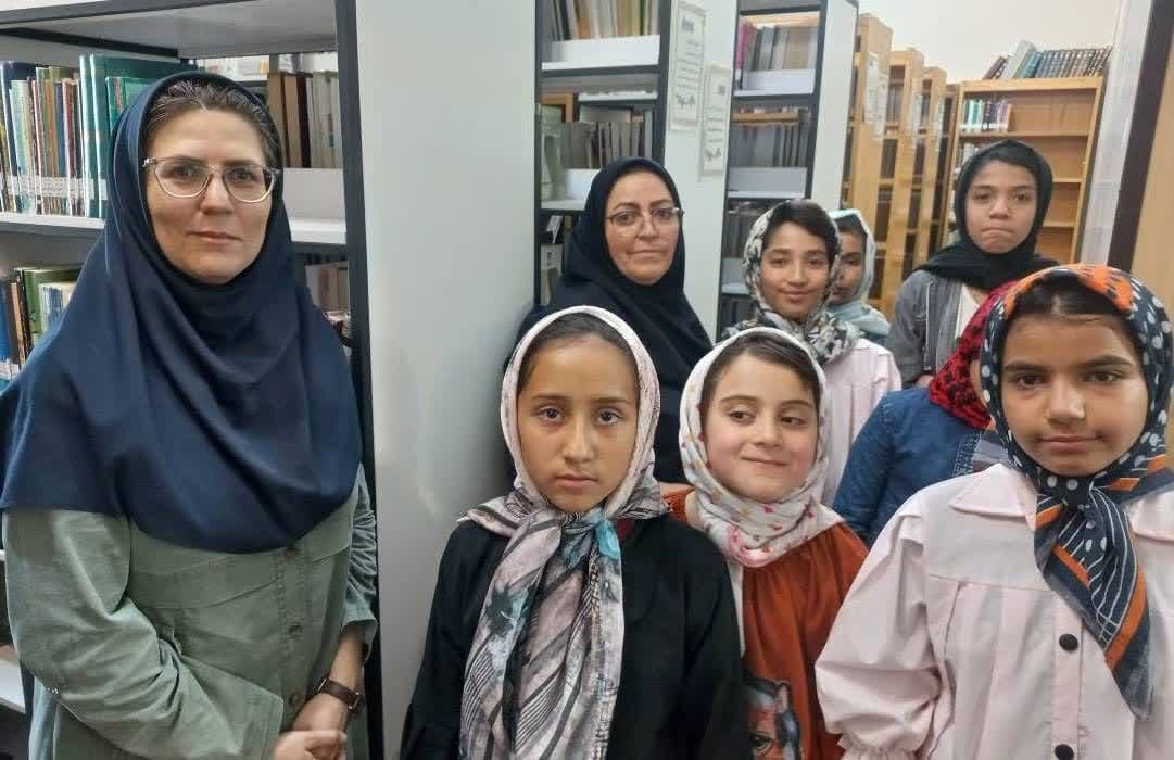 اهدای کتاب در تربتحیدریه/ رتبه نخست جایزه نمایشنامهنویسی به هنرمند تایباد