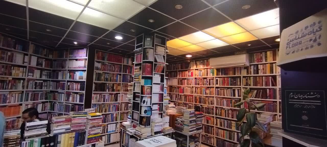 «کتاب شهر» مقصد کتابخوانهای حرفهای در قم است / ۵۰ هزار جلد کتاب میزبان مخاطبان