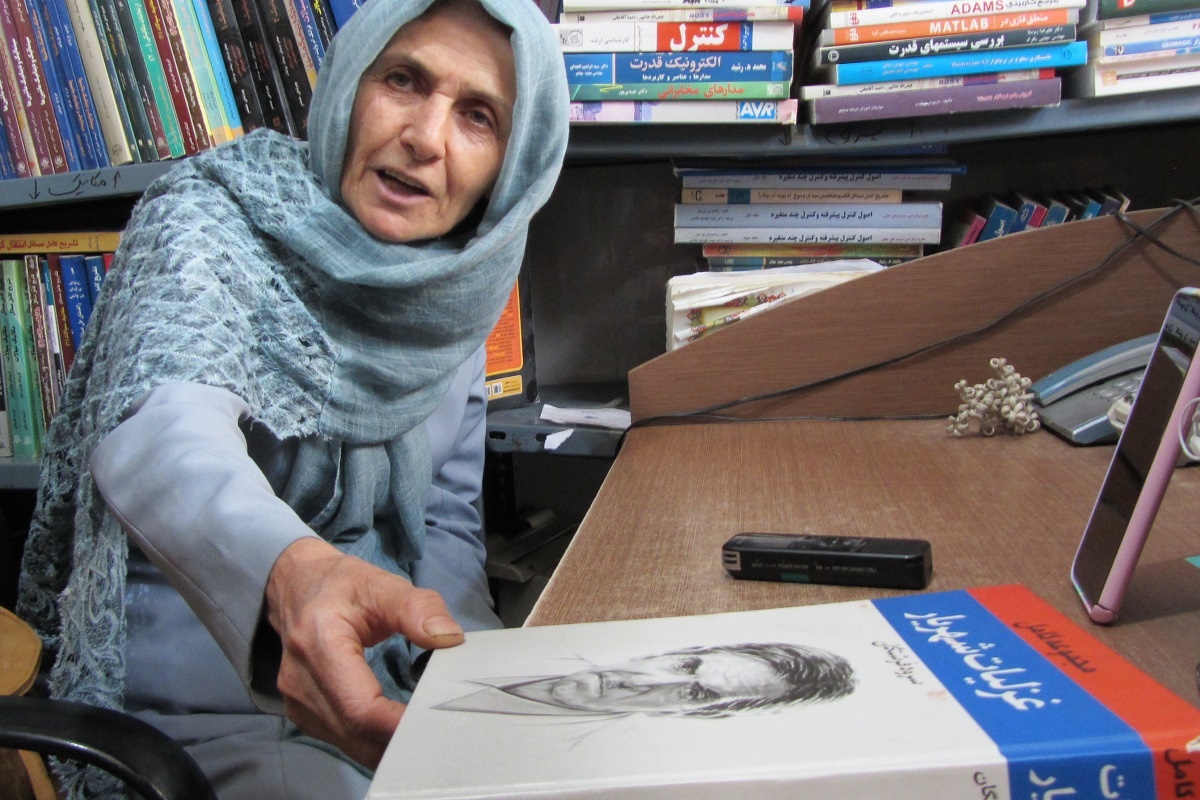 کتابفروشی معین؛ کوچک اما با صفا/ قفسه بیمشتری کتابهای علمی