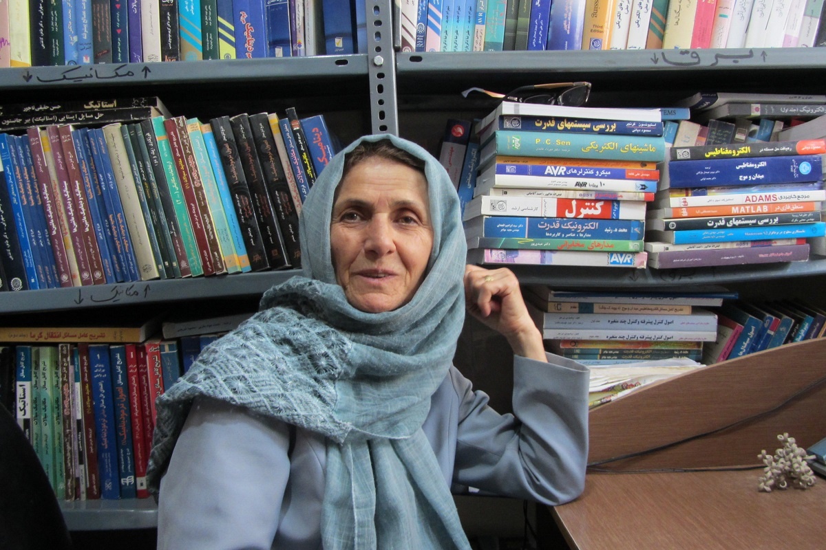 کتابفروشی معین؛ کوچک اما با صفا/ قفسه بیمشتری کتابهای علمی
