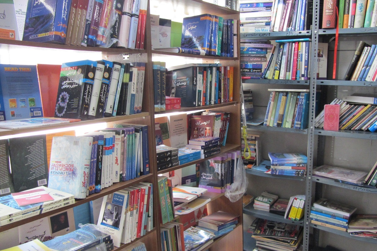 کتابفروشی معین؛ کوچک اما با صفا/ قفسه بیمشتری کتابهای علمی