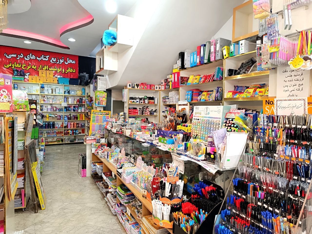 خانهکتاب؛ کتابفروشی جامع غرب مشهد/ علاقه به کتاب در آشفته بازار ماندگارم کرده است