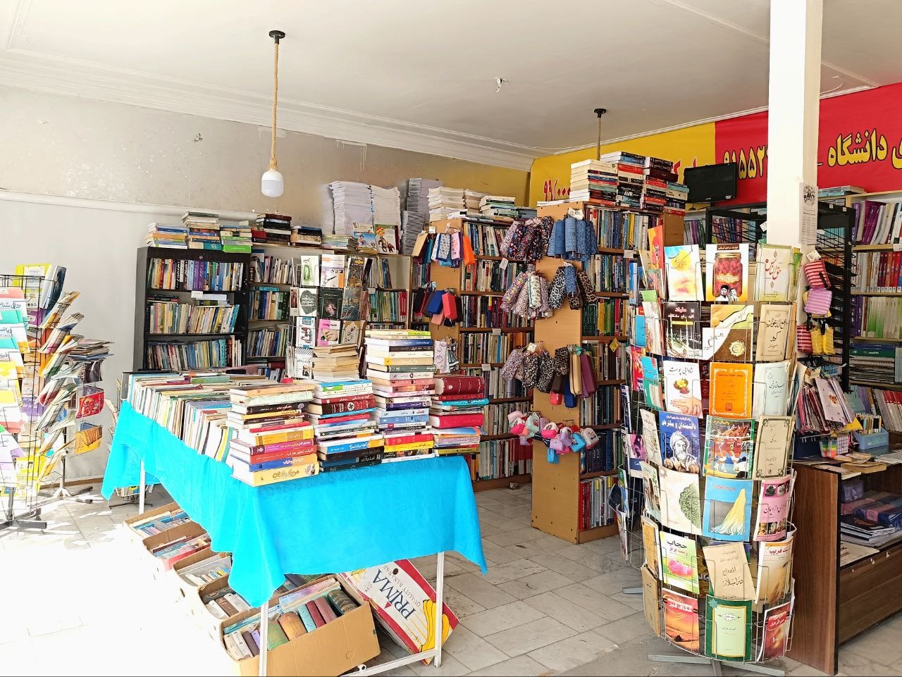 خانهکتاب؛ کتابفروشی جامع غرب مشهد/ علاقه به کتاب در آشفته بازار ماندگارم کرده است