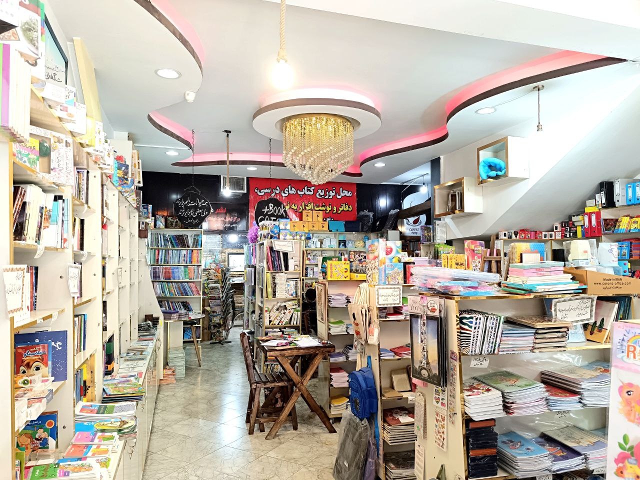 خانهکتاب؛ کتابفروشی جامع غرب مشهد/ علاقه به کتاب در آشفته بازار ماندگارم کرده است