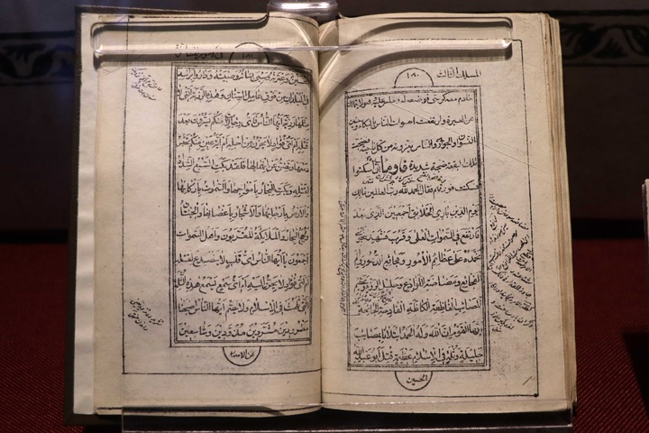 نمایش نسخه چاپ سنگی طوفان البکاء در موزه ملی ملک
