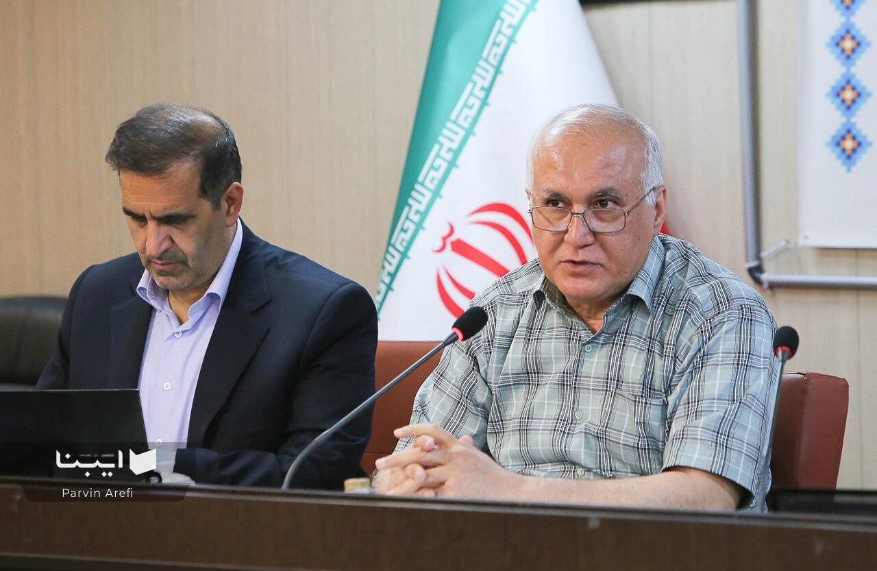 کتاب سفرنامه است یا حضرنامه؟/ باید انتظارات خود را از سفرنامهها معقول کنیم