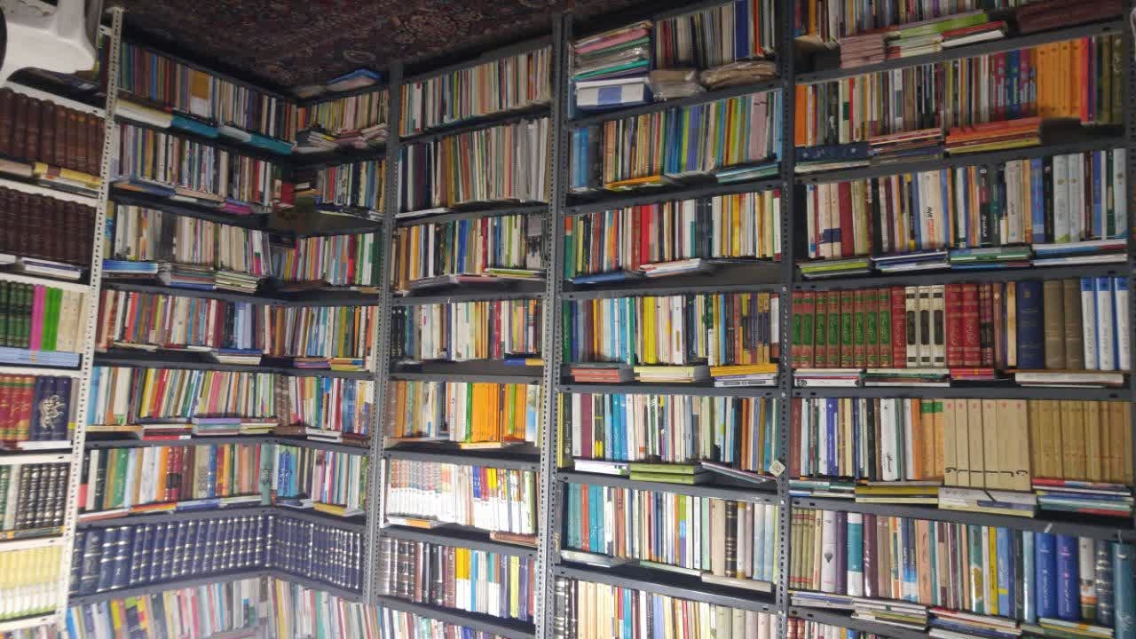 بدون «یار مهربان» زندگی برایم سخت است/ حکایت زندگی دارنده بزرگترین کتابخانه شخصی در خراسان جنوبی
